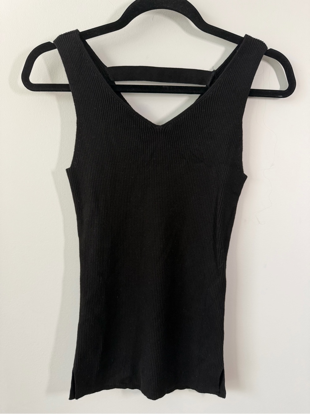 White House Black Market Women’s Black Ribbed V‑Neck Tank Top